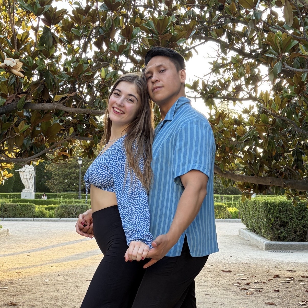 GusyTalya bailando Bachata en un parque de Madrid